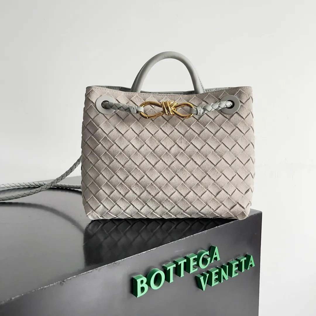The 2023 new Andiamo batch of 1860 BV has been shipped‼ ️Really popular🔥The new Andiamo woven handbag launched by Bottega Veneta this season is really popular all over the world! ! Celebrities at home and abroad have worn it, and Oscar-winning actress Michelle Yeoh has taken it out on the street. Song Jia, Trai Yara, Yu Feihong, Sanji Ayaka, Rosie Hunting-Whiteley, Yoshioka Riho, etc. have all picked up this bag. It is classic and versatile, showing off its temperament, and the bag capacity is also large, which is very convenient for daily commuting! ! A variety of carrying methods, the shoulder straps can be adjusted by yourself, the original lambskin feels soft and delicate, and the neutral style is made to break gender boundaries and bring a more practical and longer-lasting use experience. Andiamo, which has both elegant and casual styles, perfectly interprets the true appearance of "fashionable old money style". Style number: 743568 (suede) Size: 25*22*10.5cm
